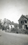 602701 Gezicht op de Grebbeweg te Grebbe (gemeente Rhenen), met rechts de villa Grebbestein en op de achtergrond Hotel ...